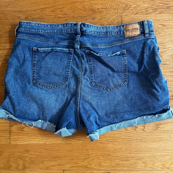 HOLLISTER Ultra High-Rise Ripped Medium Wash Denim Mom Shorts, Size 35W - Picture 6 of 6